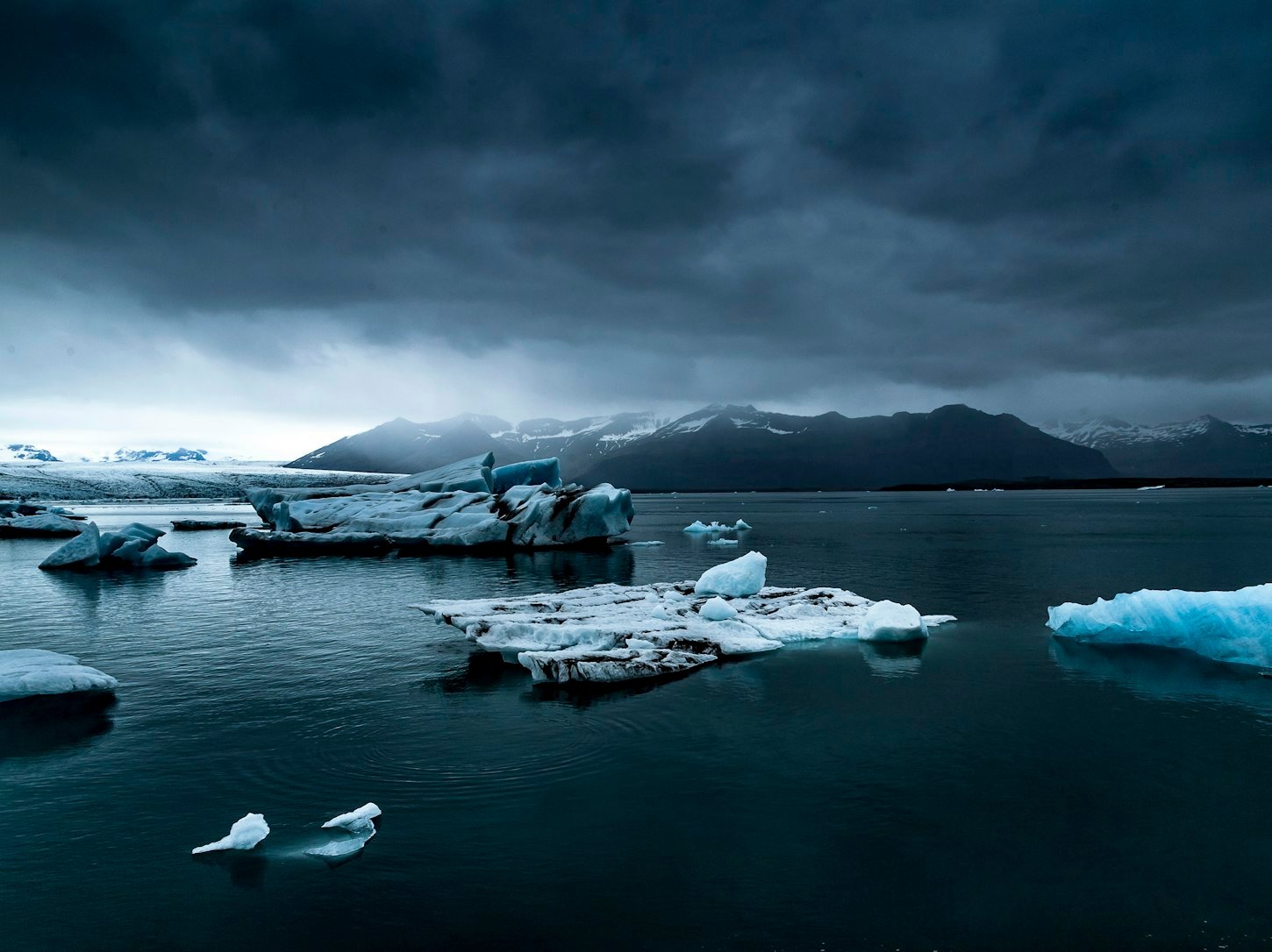 Icebergs flotando en una laguna glaciar de Islandia